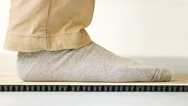 歩行時は硬く転びにくく、車椅子も走行可能