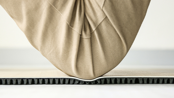 転倒時は衝撃を吸収し、ご利用者様の怪我のリスクを低減